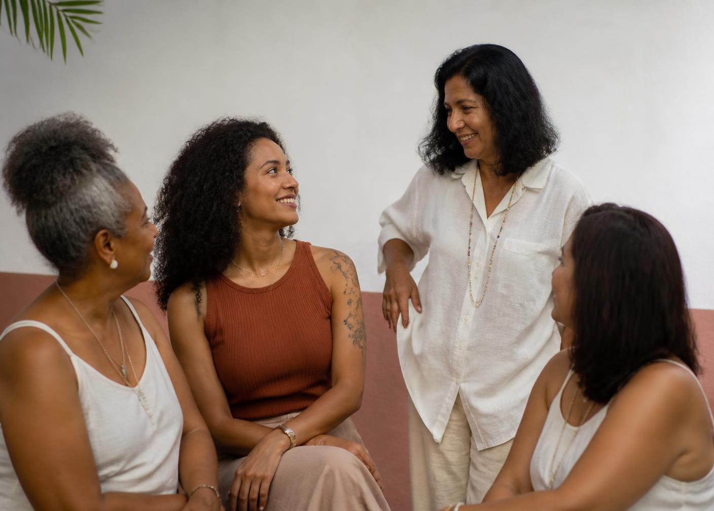 Mulheres de idades diferentes conversando em luz natural